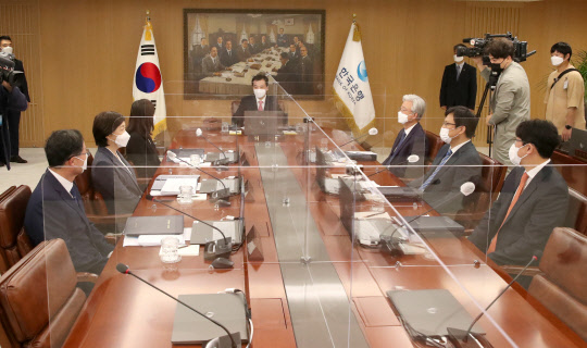 이주열 한국은행 총재가 12일 오전 서울 중구 한국은행에서 열린 금융통화위원회 본회의에서 회의를 주재하고 있다. (한국은행 제공)
